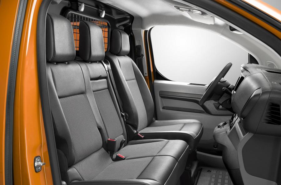 Интерьер Opel Vivaro Van 2019 года  (фото 6 из 10)